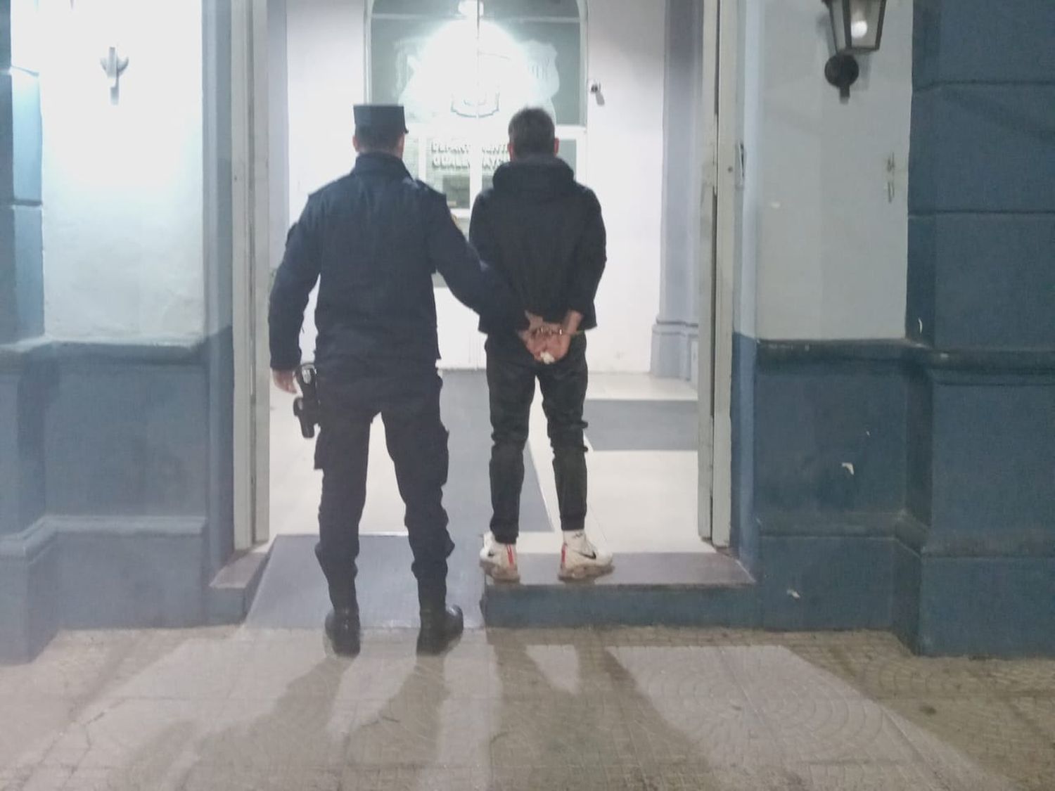 Tenía prisión domiciliaria y fue arrestado por deambular con una cuchilla artesanal