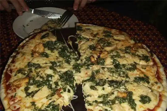 Tres detenidos en una pizzería de Lanús: Pedían una "Dolores Fonzi" y les llevaban marihuana