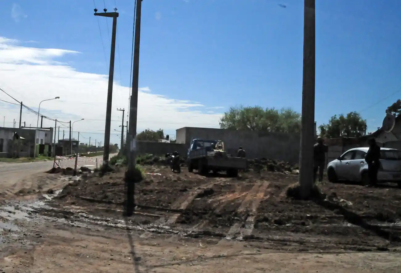 Un hombre expresó su indignación porque usurparon su terreno y la Usina les bajó la luz 