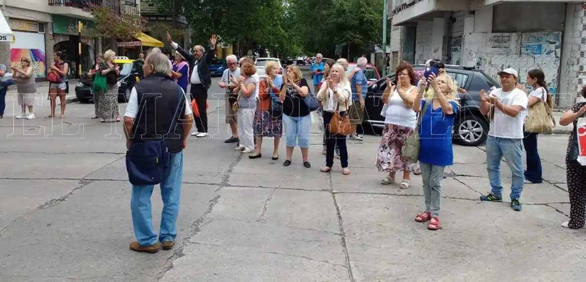 Abrazo solidario: "Es una bestialidad lo que hacen con los jubilados"