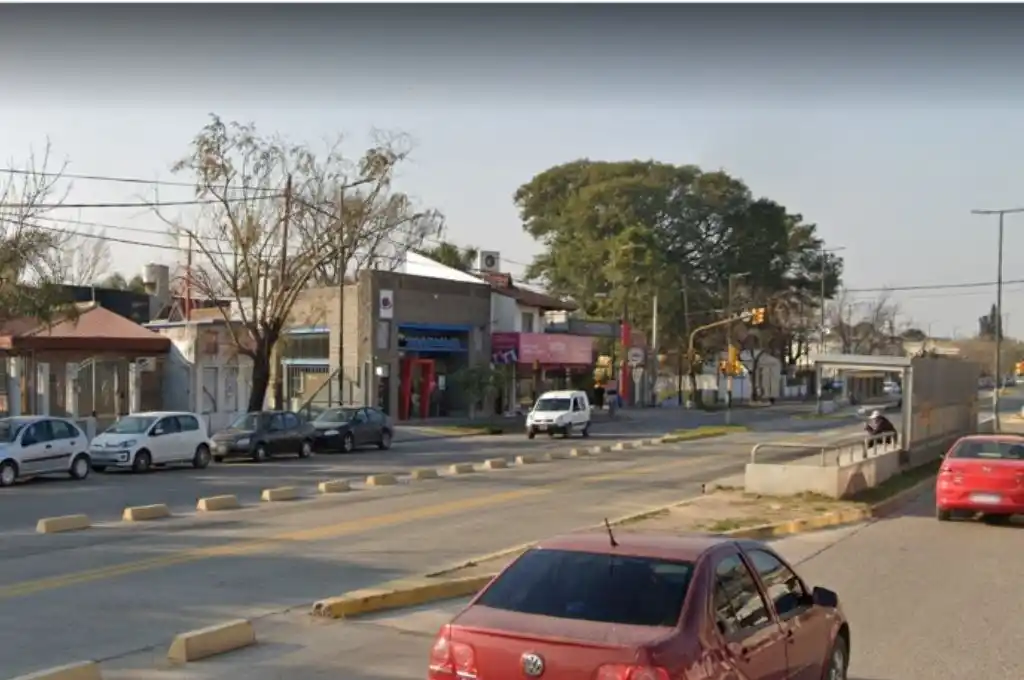 Fue a sacar dinero de un cajero y le robaron cuando salía