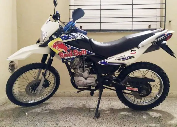 Sustrajeron una moto enduro de un edificio