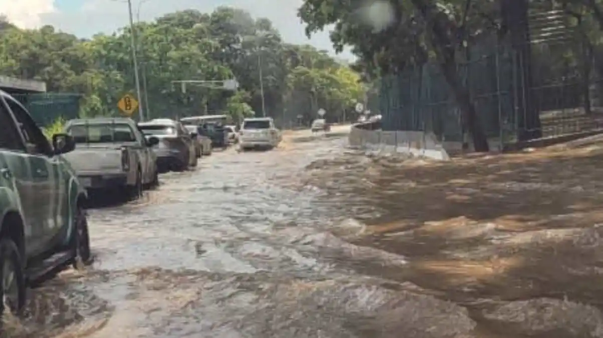 PALO DE AGUA se desató sobre Caracas: provocó bajones e interrupciones eléctricas este 12Ago