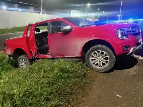 Una camioneta chocó contra un camión en Roldán y cuatro personas sufrieron heridas