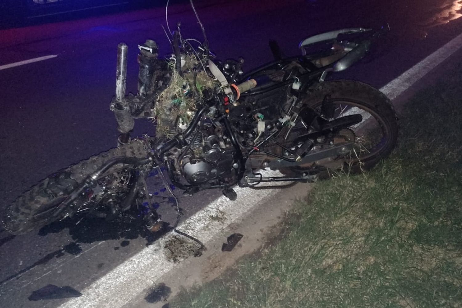 Choque fatal en Ibarlucea: un motociclista fue atropellado por un camión y falleció