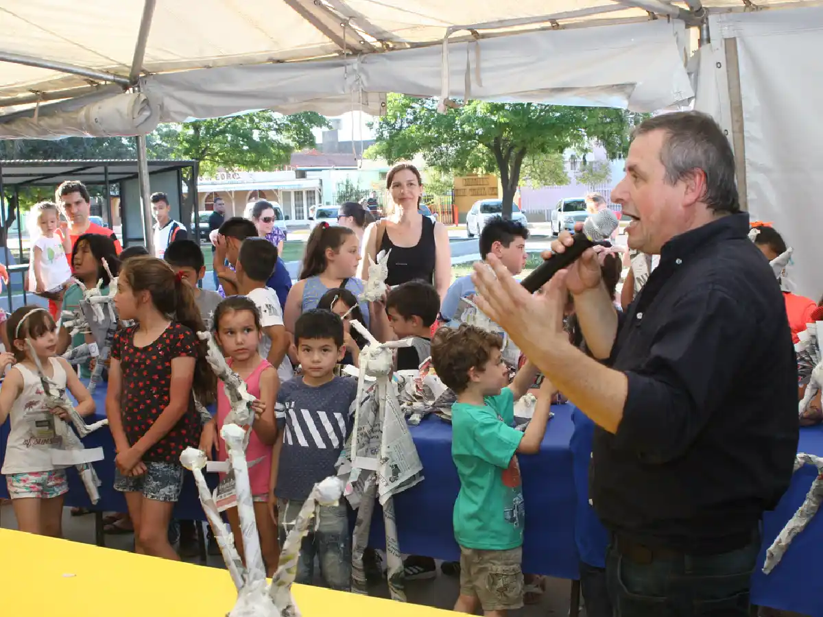 Feria del libro en Arroyito: un lugar para  el desarrollo creativo de los más chicos   