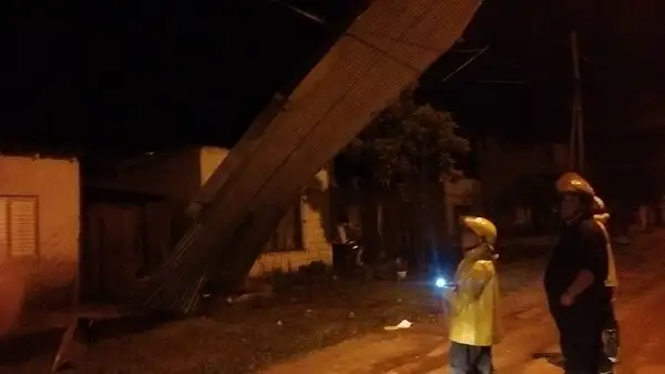 La tormenta hizo volar el techo de una casa 