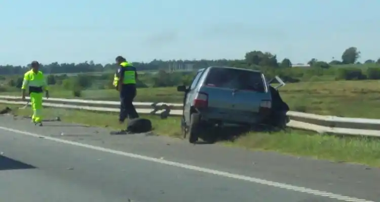 Accidente en ruta 9: un auto se cruzó de carril y chocó a otro de frente