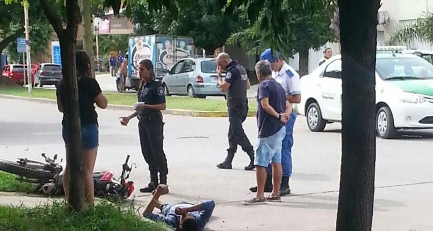 Colisión entre auto y moto sin lesionados de gravedad