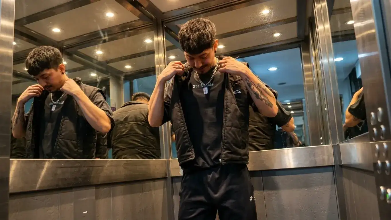 Cantante de trap en un ascensor