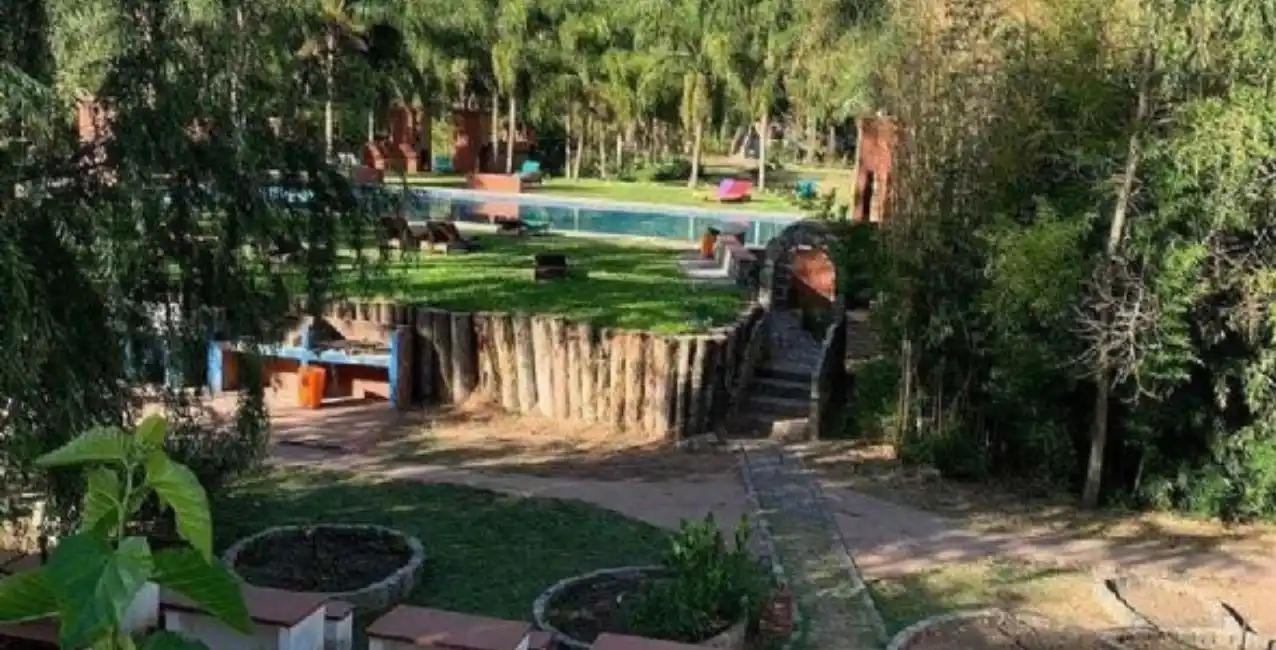 Clausuraron “la pequeña Ibiza”, un club nudista clandestino en Moreno