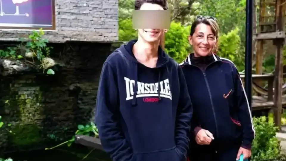 Carlos Ignacio Costa Martínez junto con su mamá, Graciela Martínez.