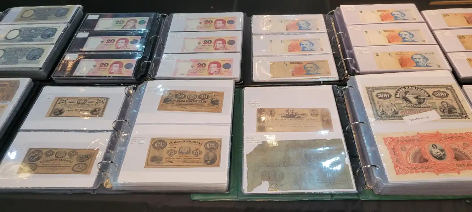 Puestos con billetes y monedas con valor histórico llenaron el Club Español