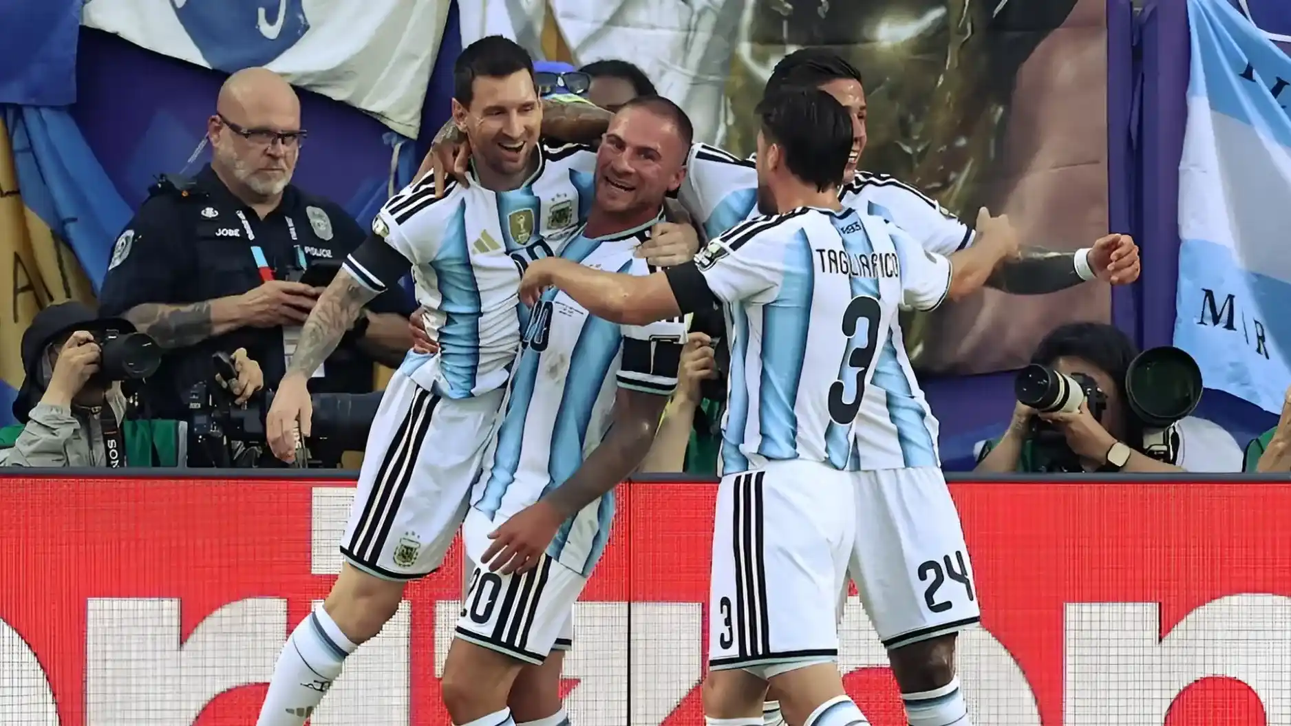 La celebración argentina tras el gol de Mac Allister. Foto: AFP