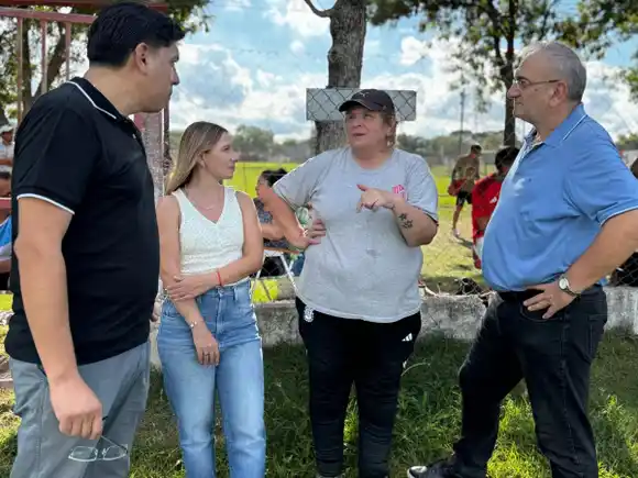 Calvo y Chivallero asistieron a un encuentro de futbol femenino que organizó el club 9 de julio