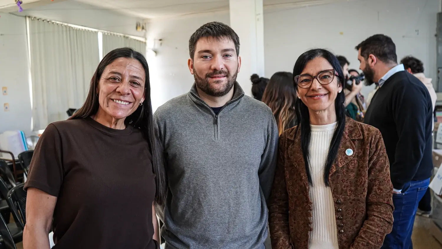 Paula Argüello, Bruno José Bozzano y Andrea Cáceres, durante la entrega de equipamiento para escuelas y comedores del distrito