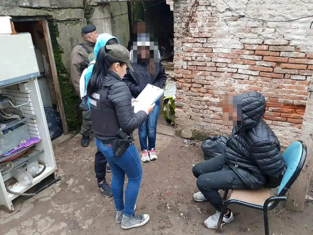 Detenidos por comercializar droga desde los techos de una vivienda ocupada