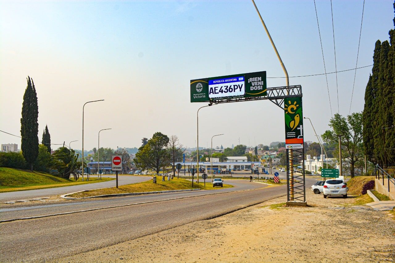Cartel indicador de patentes en ingreso a la ciudad