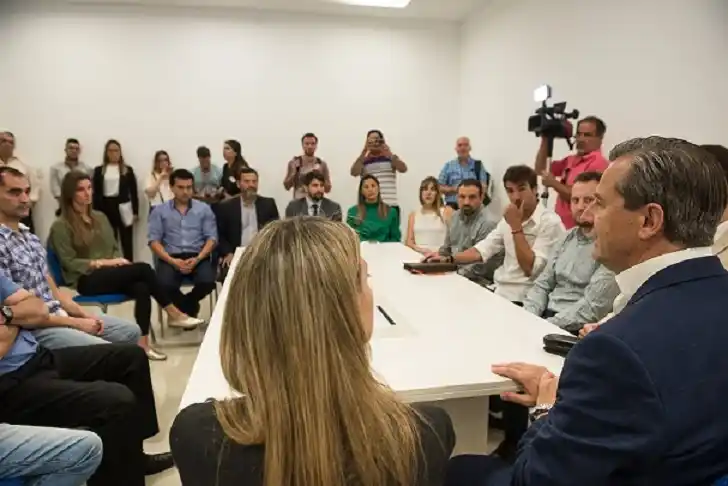 Bahl firmó un acuerdo de precios accesibles con comercios locales