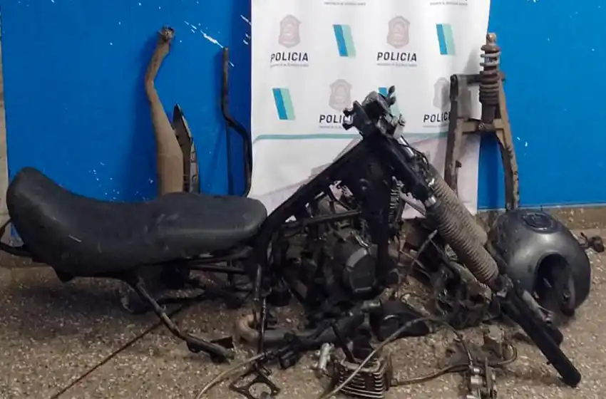 Lo atrapan con partes de una moto robada en el baúl de un auto