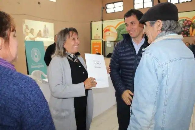 Familias de once barrios recibieron las escrituras de sus viviendas