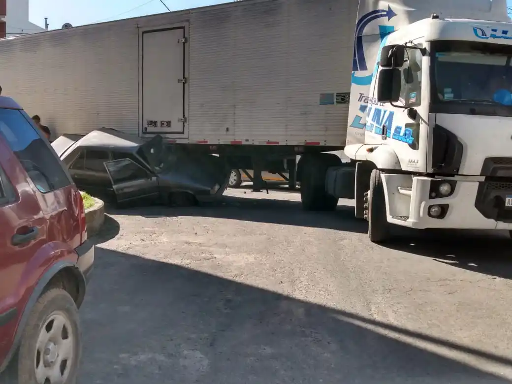 No calculó el radio de giro para doblar y destrozó un auto