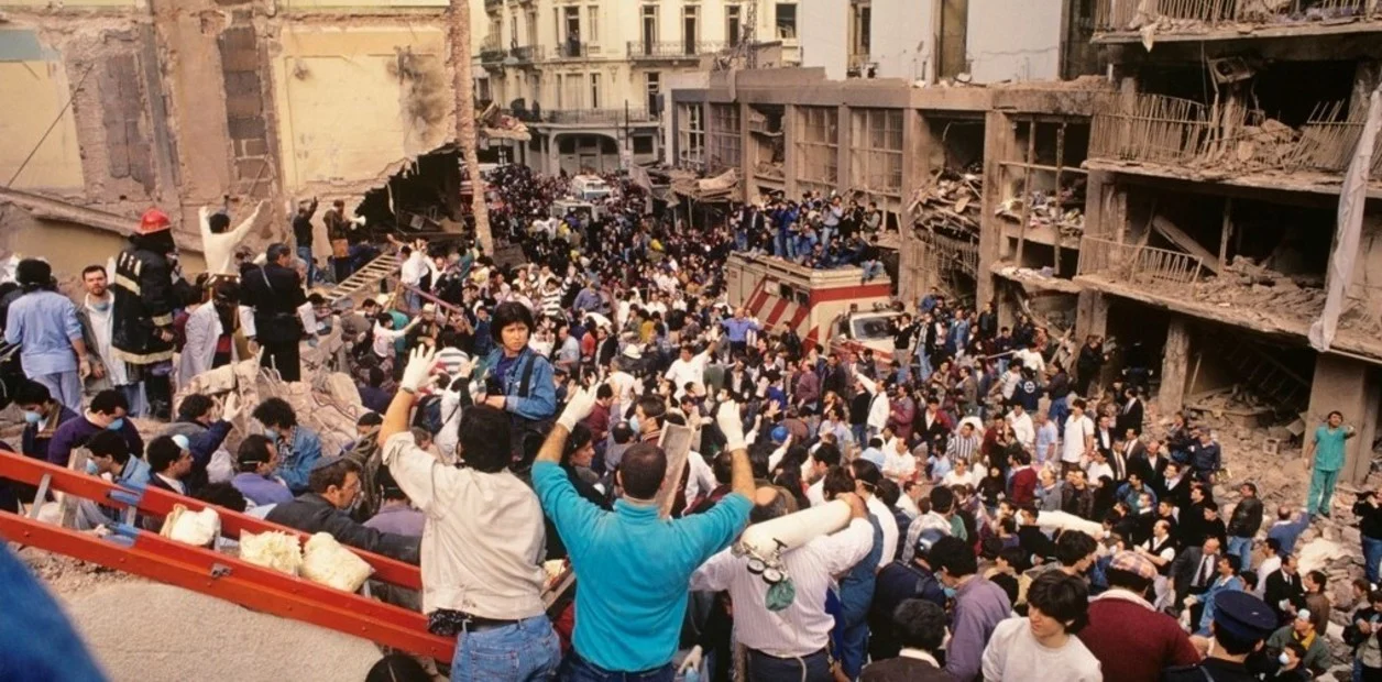 La causa AMIA, a 30 años: absoluciones y encubrimientos, prófugos sin aparecer y una apuesta por la ayuda de EEUU y Brasil
