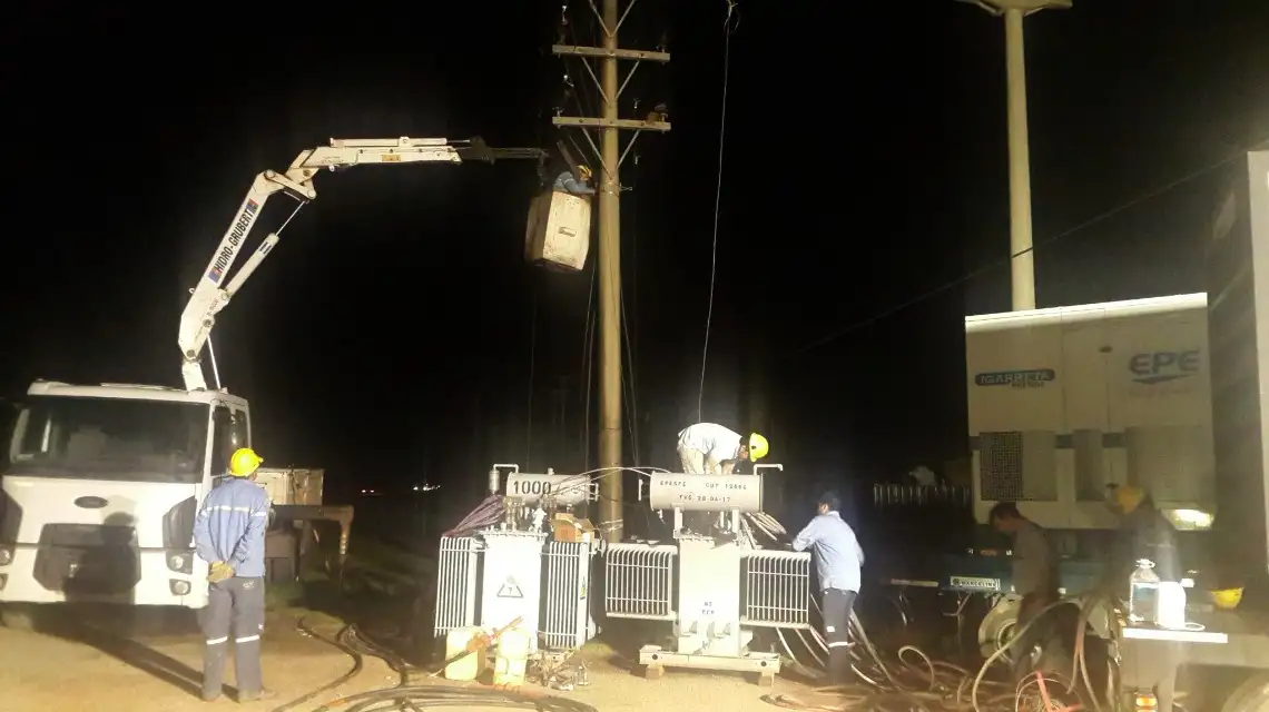 Avanza la recuperación del servicio eléctrico en Esperanza