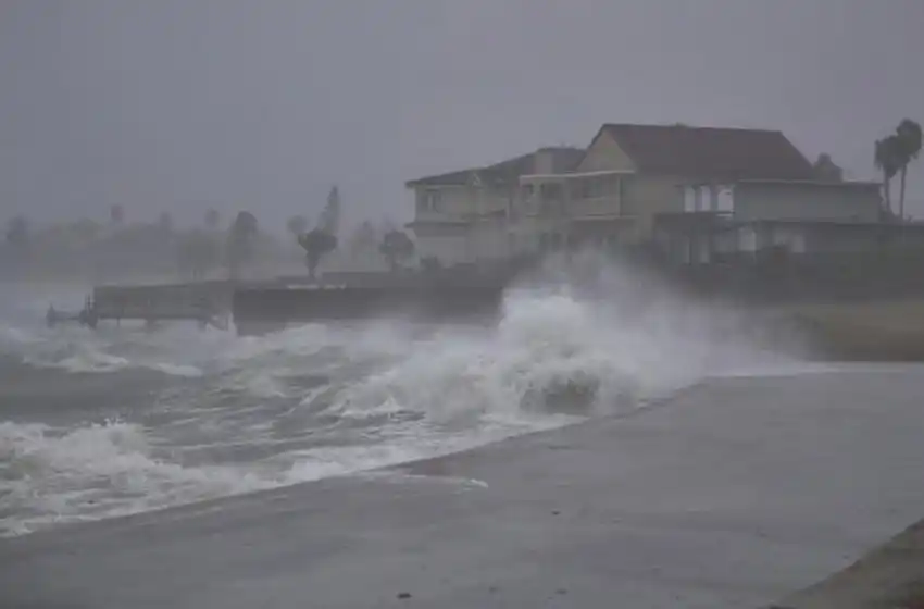 El huracán Harvey se debilita tras tocar tierra en Estados Unidos