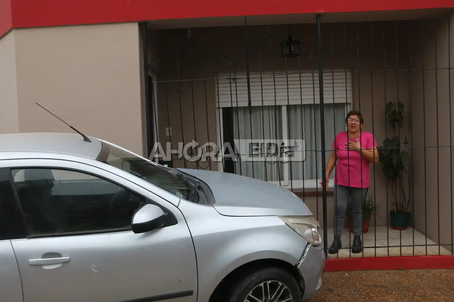 Violento accidente en Gualeguaychú: una señora estaba entrando a su casa y se salvó de milagro