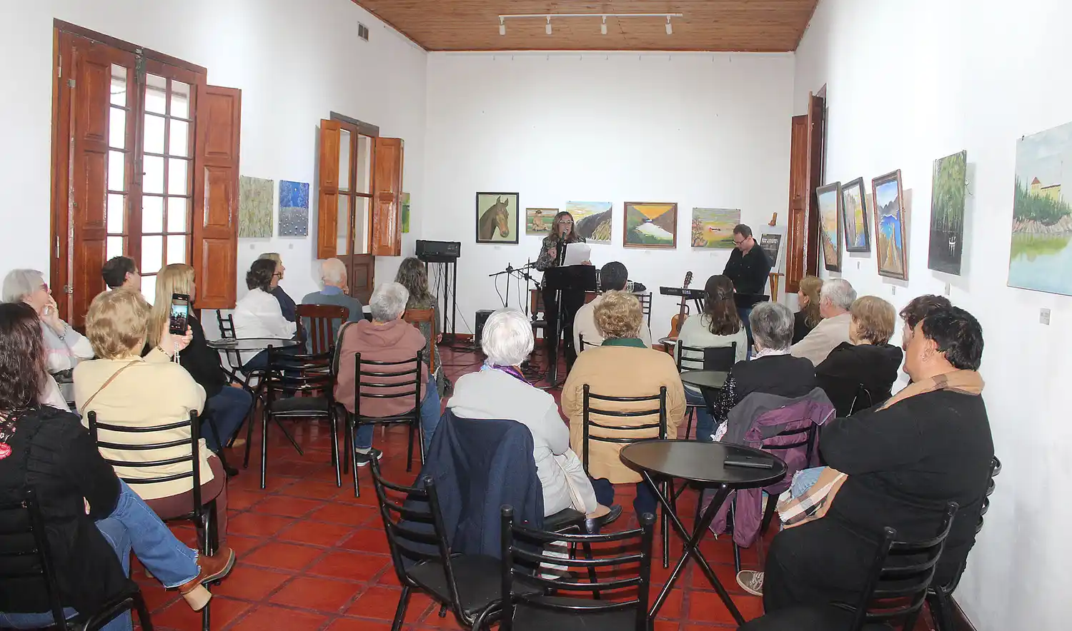 Se inauguró muestra pictórica de “Bubi” Lucardi