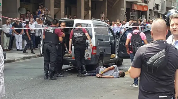 Al menos tres heridos y dos detenidos en un tiroteo en el centro porteño