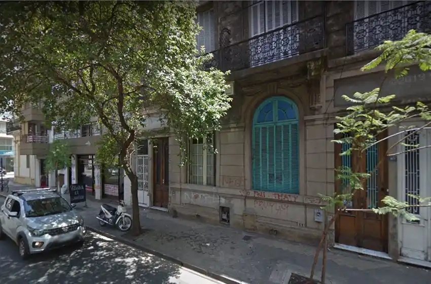 Treparon por un árbol a un primer piso en el centro, las amenazaron y les robaron todo