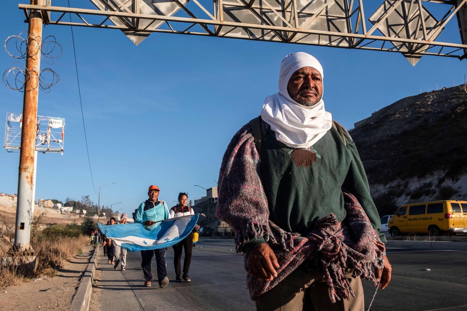 La caravana de migrantes comenzó a acampar en la frontera mexicana