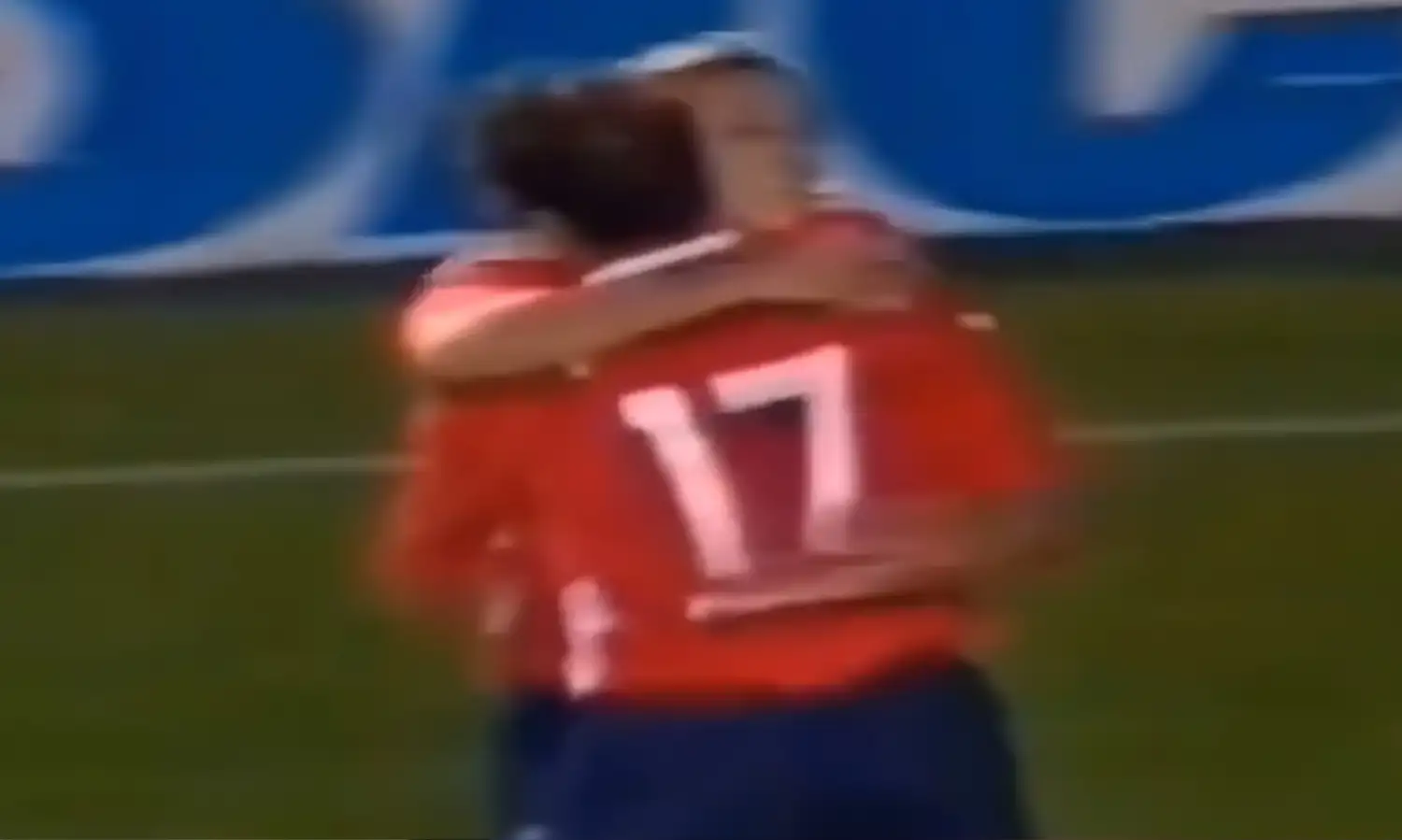 Pernía festeja con Forlán.