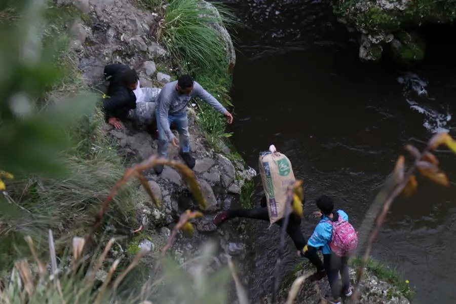 ODISEA viven los venezolanos en la frontera de Ecuador y Perú