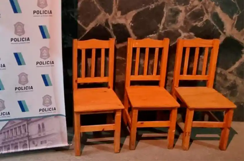 Lo dejó en el piso: robó 3 sillas de madera