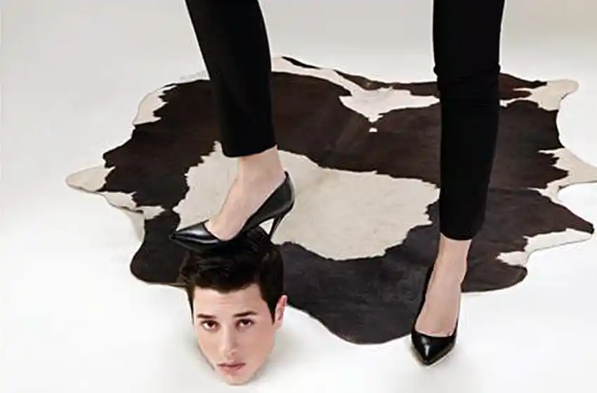 Fotógrafo crea una exposición que invierte los roles de género en publicidades