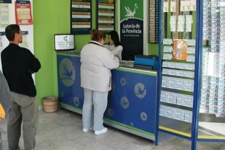 Cuatro compañeros de laburo jugaron por más de diez años a los mismos números de la lotería y un día “se les dio”: ¿Qué hicieron con el premio?
