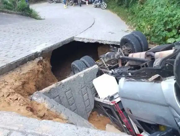 MUERE UNA PERSONA y otras 2 resultan heridas tras placa que cedió en CAMINO DE GALIPÁN