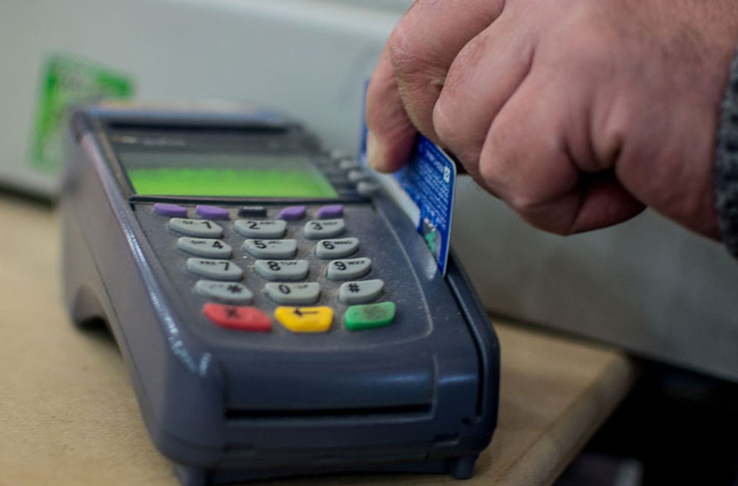 Afirman que el 70% de los comercios tienen posnet para débito