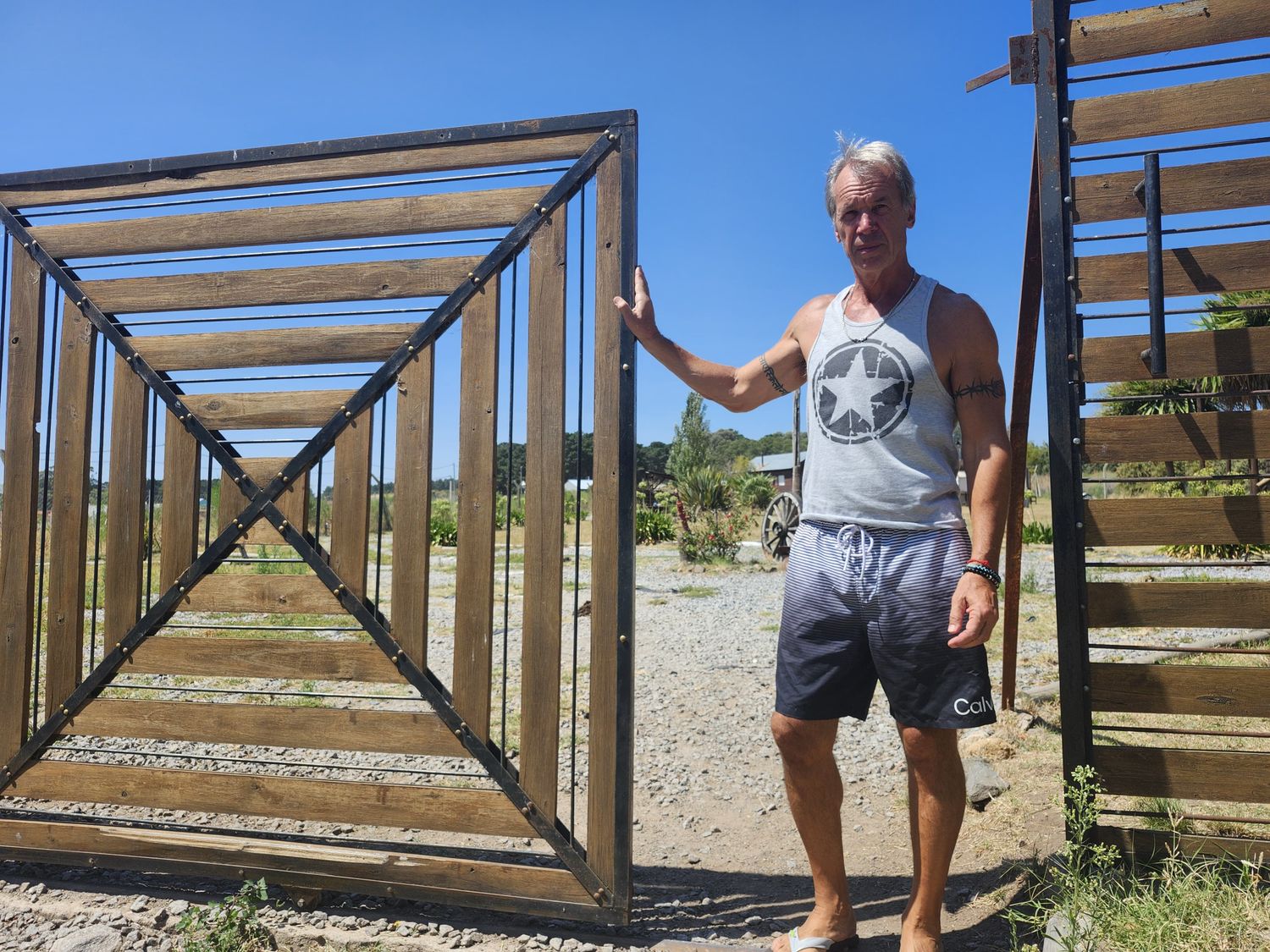 "Sabemos quién es, y declaró que la sacaron por la puerta, fue así. Increíblemente no se puede hacer nada", lamentó, señalando el tibio accionar de la policía.