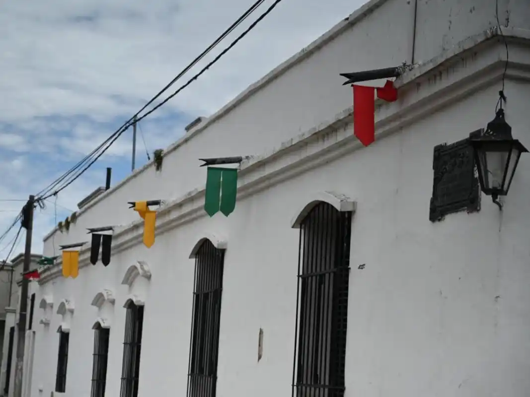 Colocaron banderines para reforzar el compromiso con la memoria afro en la Casa de Haedo: qué significa cada color