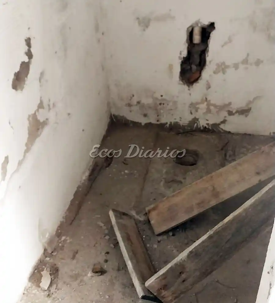 Un baño. Del sector visitante del club quequenense, fue escenario del paso de ladrones