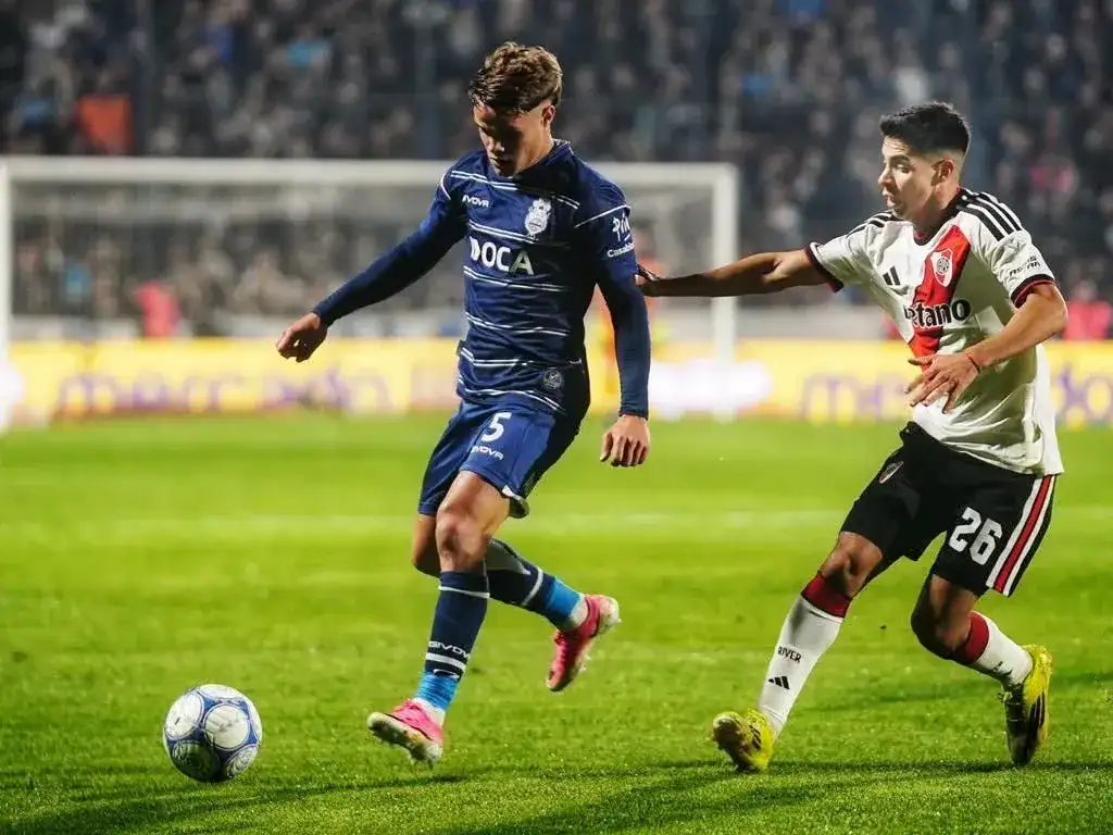 Miramón controla la pelota ante la cercana presencia de Galván.