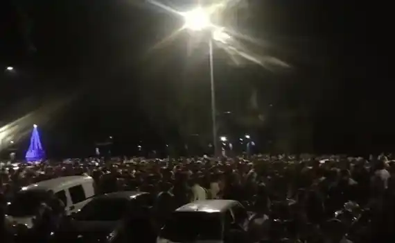 Pese a las restricciones, una multitud se reunió en las inmediaciones del Dique 