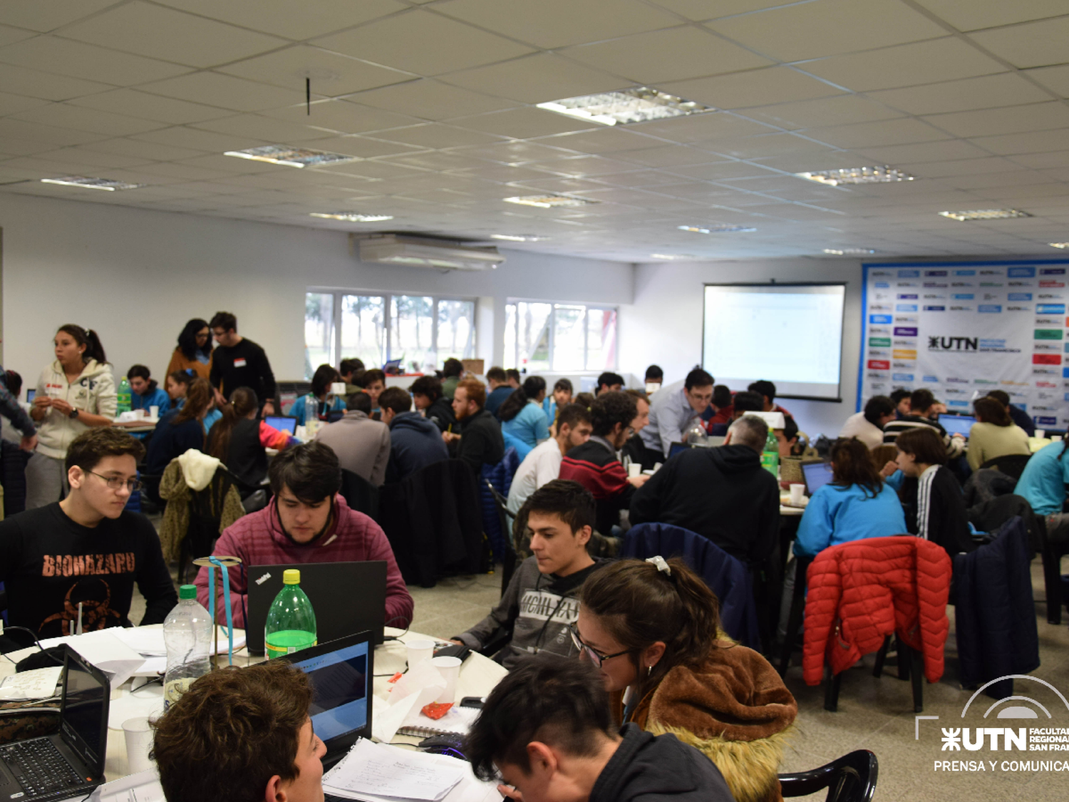 Más de 200 estudiantes participaron de una jornada sobre programación en la UTN 
