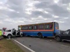 Choque en la 226: pasajeros del transporte escolar ilesos y el conductor de la camioneta internado