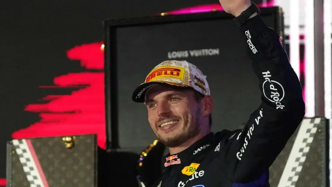 Max Verstappen celebra después de su victoria en el GP de Singapur de la Fórmula 1.