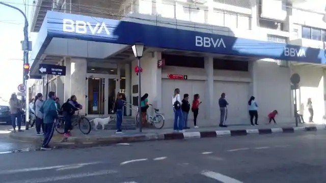 Nuevamente, largas filas en los bancos
